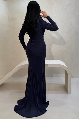 فستان كحلي لامع بتصميم لف أنيق