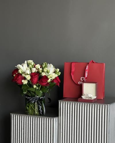 بكج نسائي وفازة ورود طبيعيه