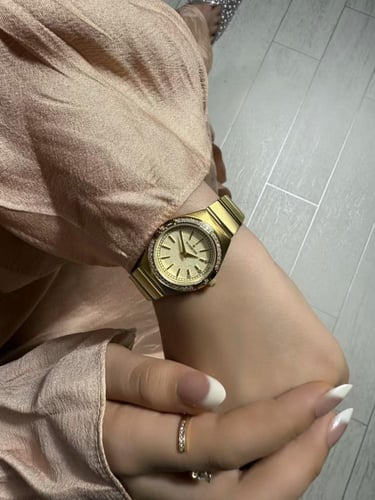 ساعة نسائية سفيسروز بلون ذهبي ستيل