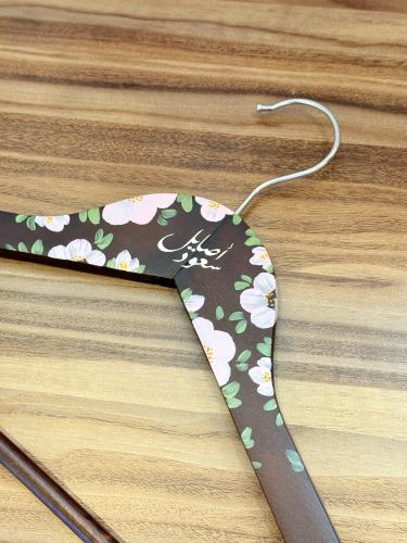 علاقة ملابس خشب مرسومة عليها يدوياً