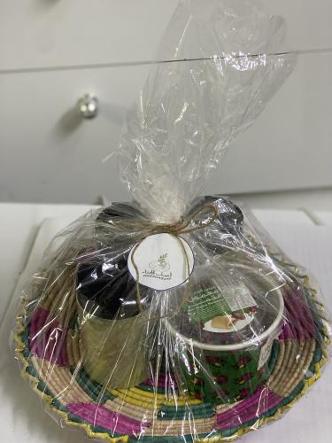 بوكس الاهداء وسط(سدر،حناء،مشاط٤٠٠ ملي+معمول+سله)