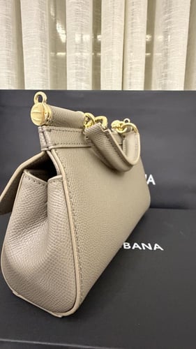 سيسلي مني بيج القفل الحديد