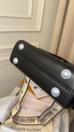 ال ڤي كلوني اسود