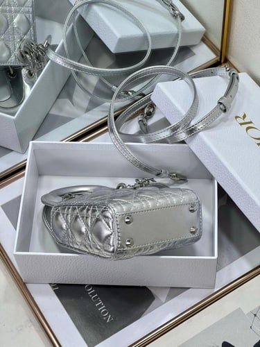 ليدي ديور مني