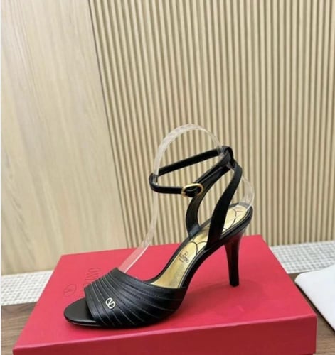 هيلز فالنتينو اسود