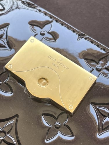 لويس فيتون لون بورغندي لامع