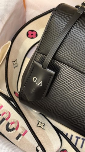 ال ڤي كلوني اسود