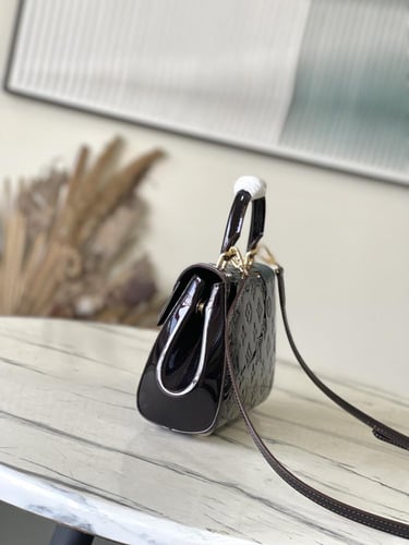 لويس فيتون لون بورغندي لامع