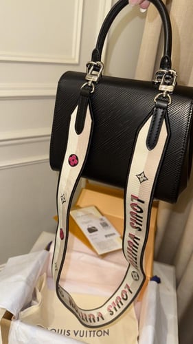 ال ڤي كلوني اسود