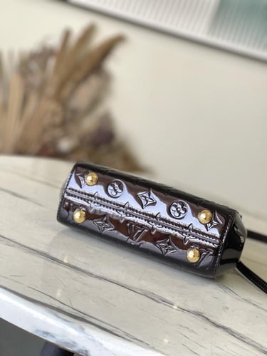 لويس فيتون لون بورغندي لامع