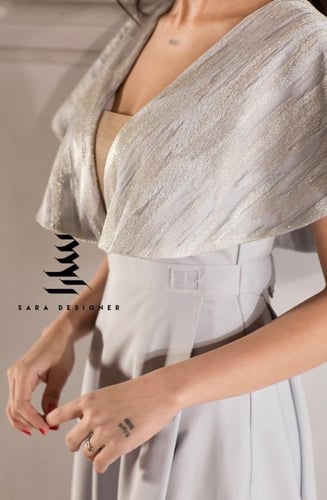 فستـان فضـي بتطريز