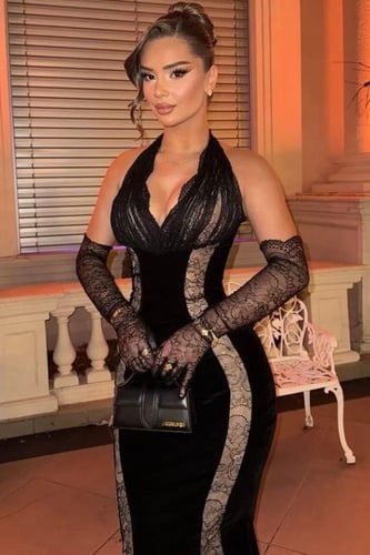 فستان سهرة أسود جوخ بتفاصيل دانيتل بتصميم هالتر