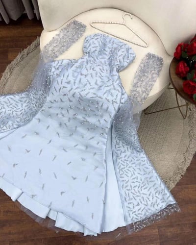 فستان سهرة سماوي راقٍ بتطريز فاخر وأكمام تول شفافة