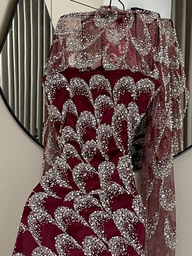 فستان سهرة عنابي مطرز بالخرز والترتر