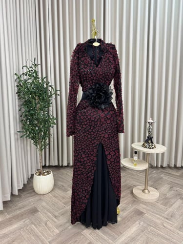 فستان هيفاء وهبي باللون العنابي والأسود