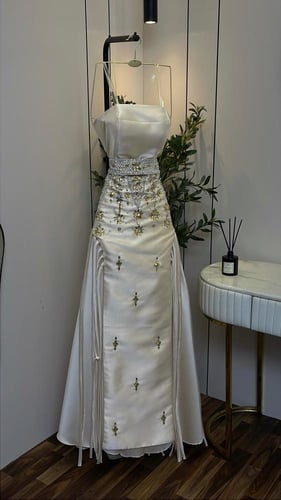فستان سهرة ميكادو وتل بتطريز كريستال ولؤلؤ فاخر
