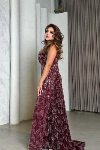 فستان سهرة عنابي مطرز بالخرز والترتر