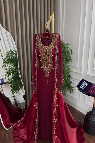 جلابية عنابي ملكية بتطريز ذهبي فاخر