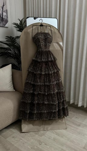 فستان سهرة دانتيل بني مطرز بالخرز طبقات كلوش