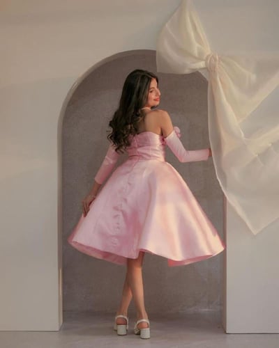 فستان وردي ميد بأكتاف مكشوفة مورده