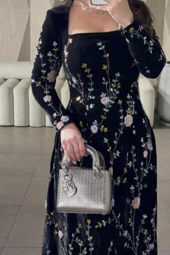 فستان سهرة مخمل أسود مطرز بالورود الملونة