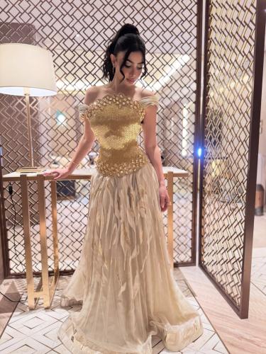 فستان سهرة بكورسيه ذهبيه مطرزه بلول