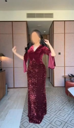 فستان سهرة طويل مخملي مرصع بالترتر اللامع لونين