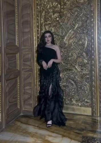 فستان سهرة أسود بتطريز فاخر لإطلالة جذابة وملفتة