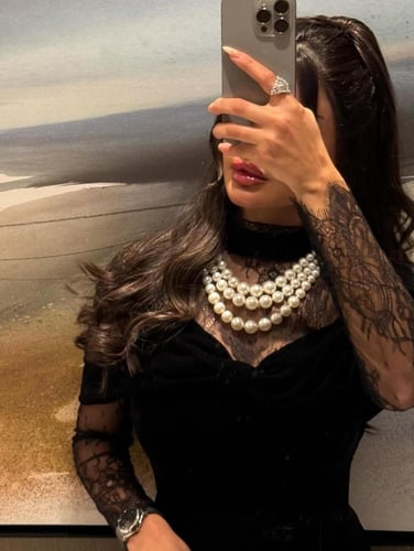 فستان سهرة مخمل أسود بأكمام دانتيل، رقبة شفافة وقل...