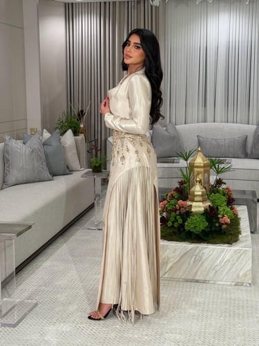 فستان سهرة ميكادو وتل بتطريز كريستال ولؤلؤ فاخر