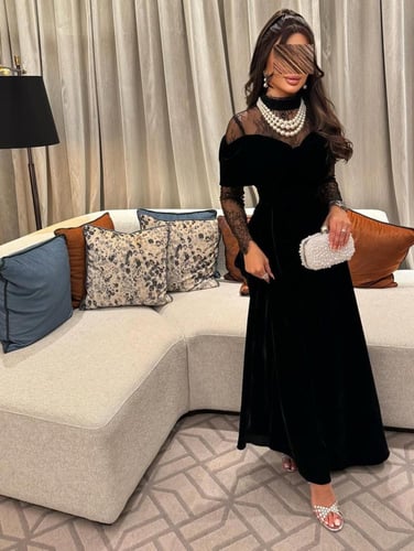 فستان سهرة مخمل أسود بأكمام دانتيل، رقبة شفافة وقل...