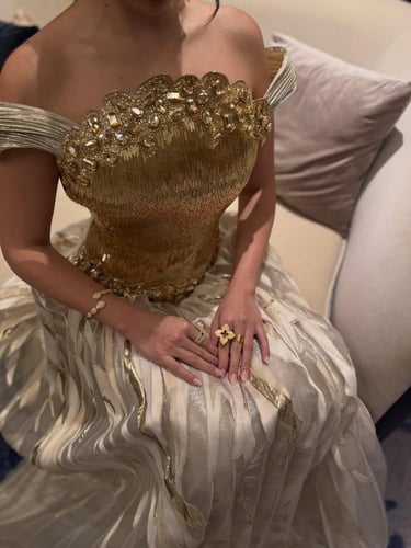 فستان سهرة بكورسيه ذهبيه مطرزه بلول