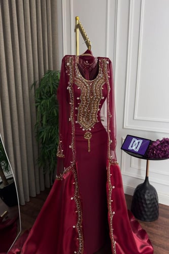 جلابية عنابي ملكية بتطريز ذهبي فاخر