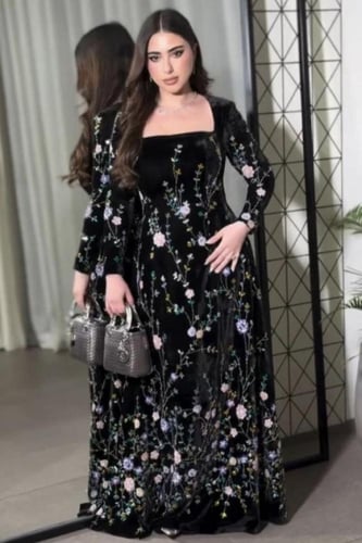 فستان سهرة مخمل أسود مطرز بالورود الملونة