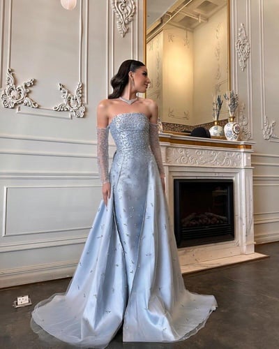 فستان سهرة سماوي راقٍ بتطريز فاخر وأكمام تول شفافة