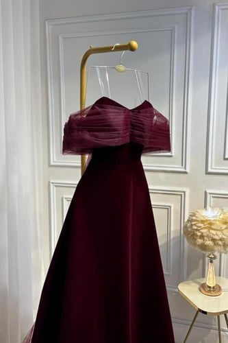 فستان سهرة مخملي مكشوف الكتفين بلون عنابي