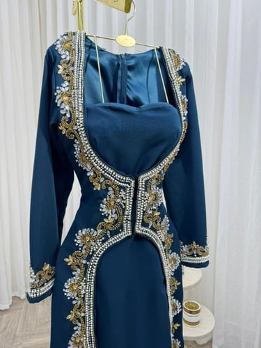 فستان باربي مزين بتطريز ذهبي وفضي وخرز