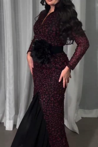 فستان هيفاء وهبي باللون العنابي والأسود