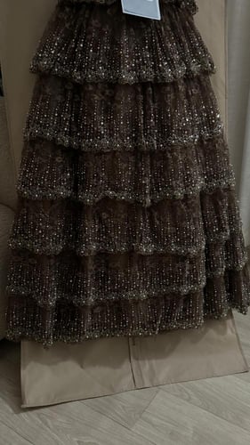 فستان سهرة دانتيل بني مطرز بالخرز طبقات كلوش