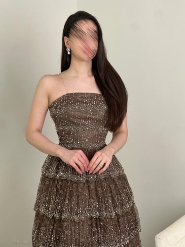 فستان سهرة دانتيل بني مطرز بالخرز طبقات كلوش
