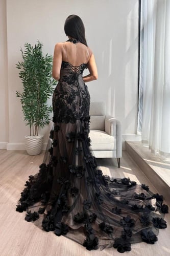 فستان سهرة مطرز بورد الليزر مع لؤلؤ بذيل فاخر