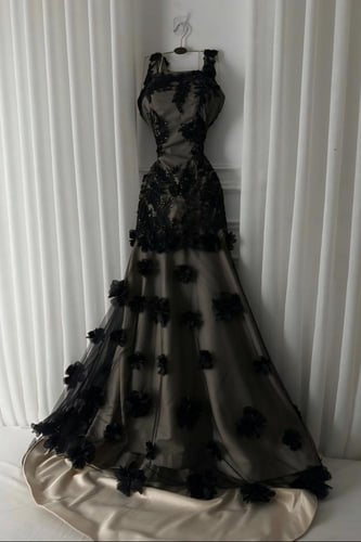 فستان سهرة مطرز بورد الليزر مع لؤلؤ بذيل فاخر