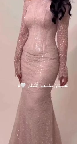 فستان سهرة وردي دانتيل مطرز ذيل ميكادو