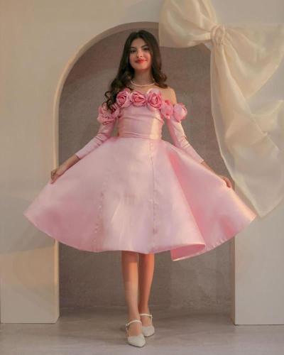 فستان وردي ميد بأكتاف مكشوفة مورده