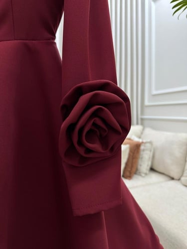 فستان عودي قصير المزين بالورود البارزه بالاكمام