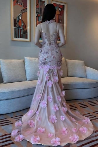 فستان سهرة وردي مطرز ثلاثي الأبعاد بذيل فاخر