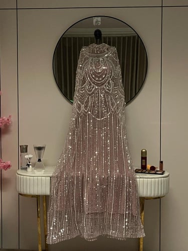 فستان سهرة طويل مزين بالترتر والخرز لونين