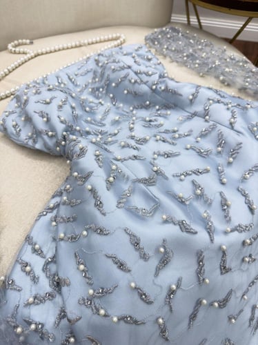 فستان سهرة سماوي راقٍ بتطريز فاخر وأكمام تول شفافة