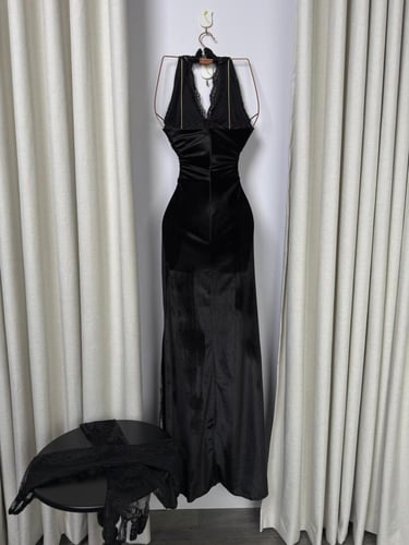 فستان سهرة أسود جوخ بتفاصيل دانيتل بتصميم هالتر