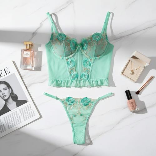 طقم لانجري أنيق بلون أخضر فاتح، يتكون من حمالة صدر...